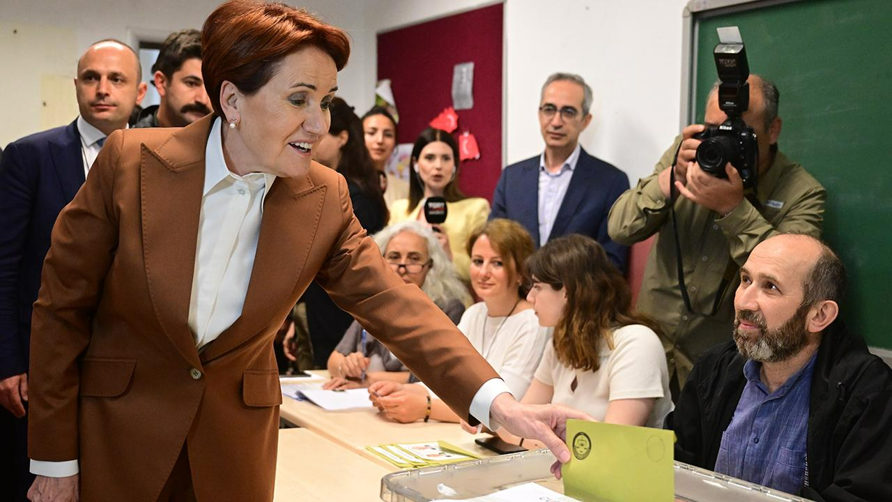 Meral Akşener Oyunu İstanbul'da Kullandı