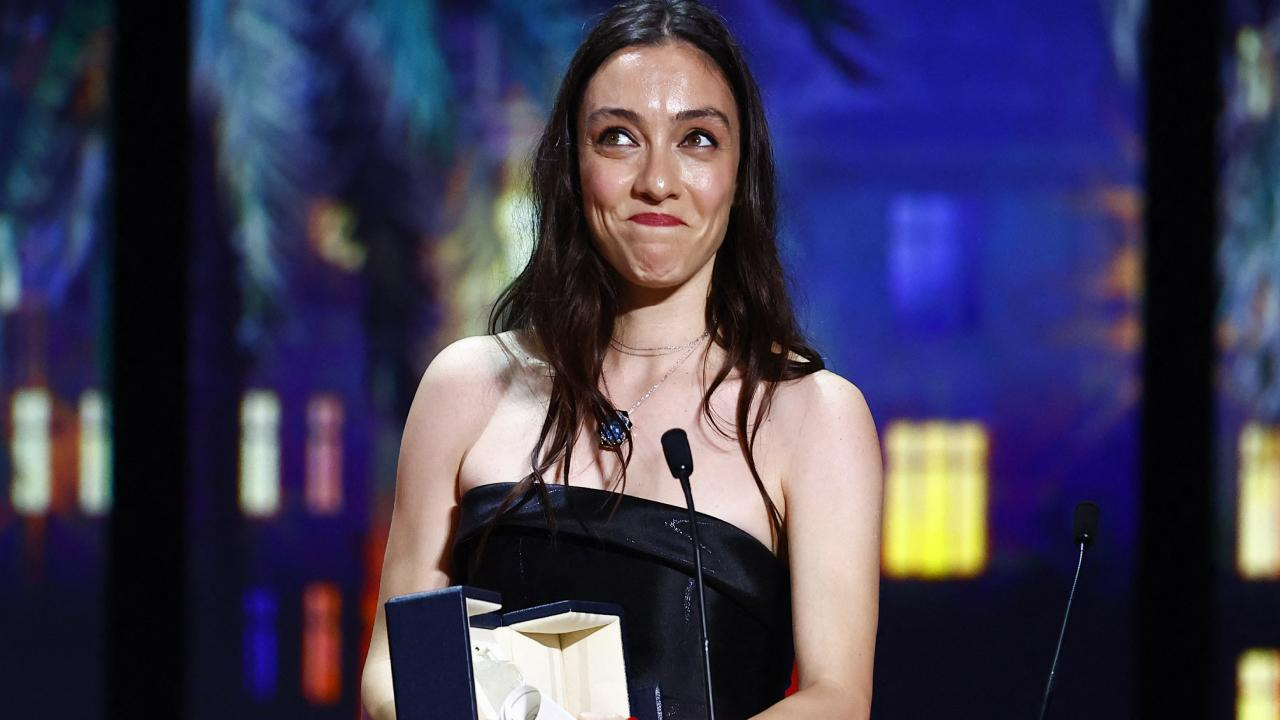 Merve Dizdar, Cannes Film Festivali’nde en iyi kadın oyuncu ödülünü aldı.