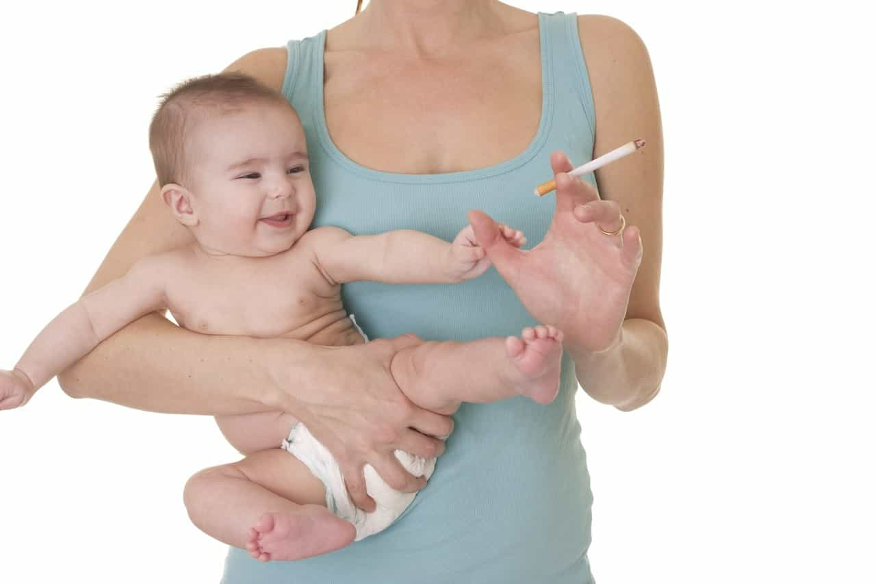 Sigarayı bırakan hamile kadınlar 14 ay sonra tekrar başlıyor