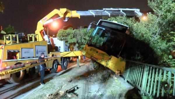Beykoz'da İETT otobüsü, evin bahçesine uçtu
