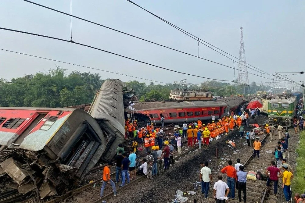 Hindistan'da  Katliam gibi kaza,288 ölü 900 yaralı