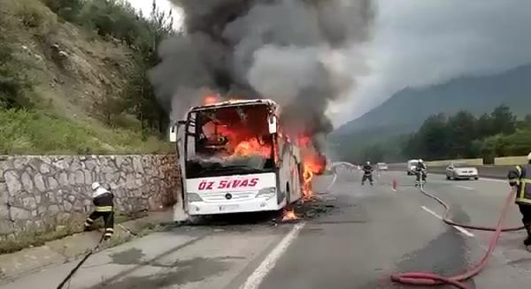 Mersin'den Sivas'a giden yolcu otobüsü yandı