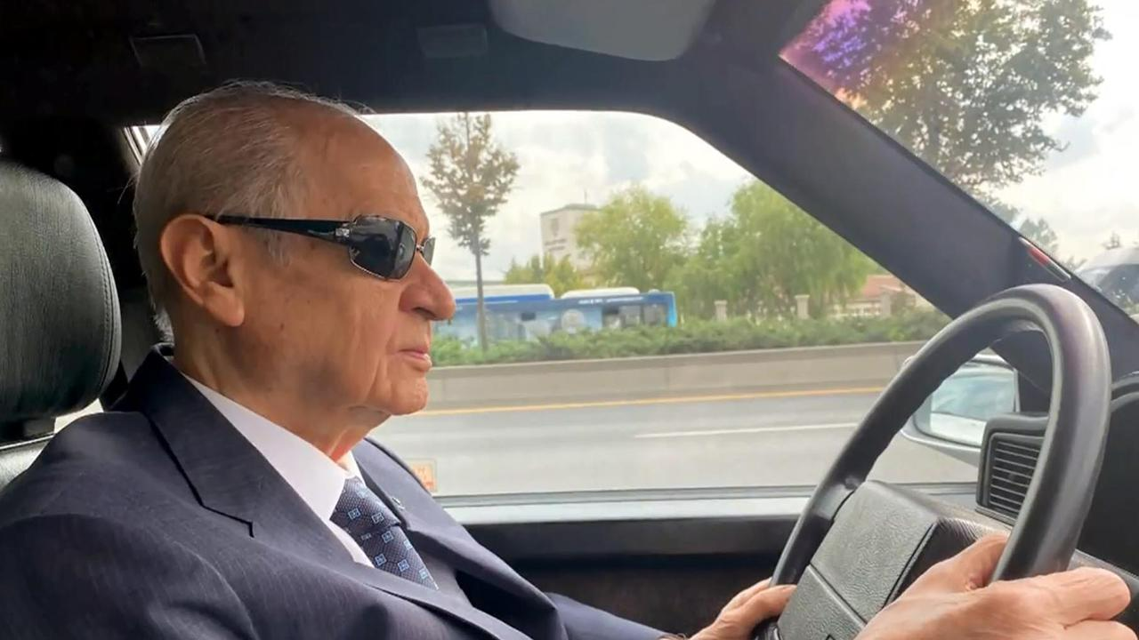 Bahçeli Ferdi Tayfur şarkısı dinleyip Ankara’yı turladı