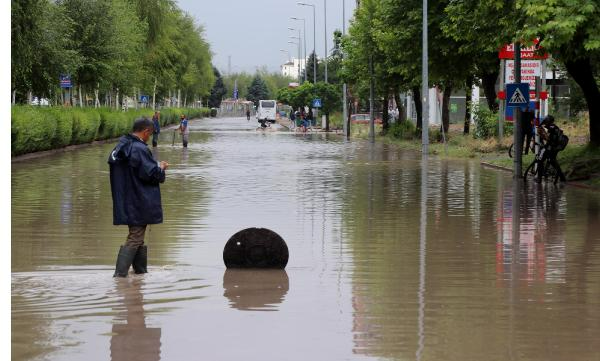 Kayseri'de sağanak günlük yaşamı olumsuz etkiledi