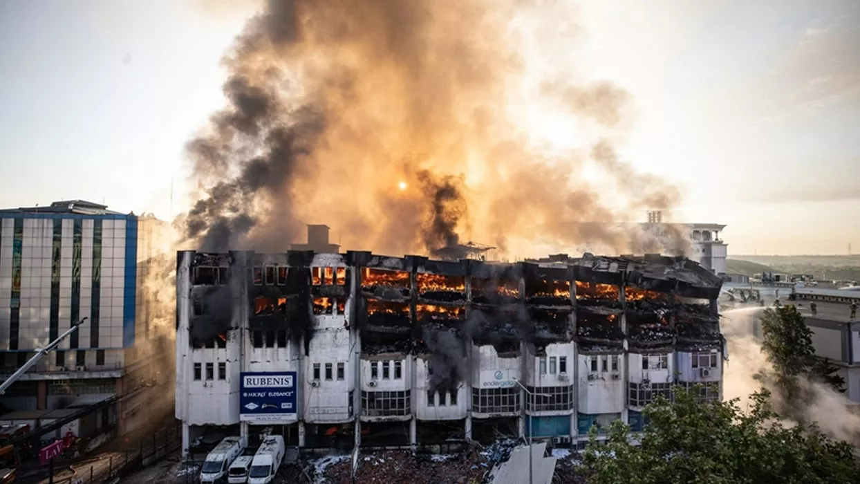 Başakşehir'de fabrikada çıkan yangın 3 gündür söndürülemedi