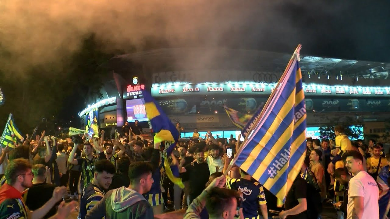 Fenerbahçeli taraftarlar Kadıköy'de kupa zaferini kutladı