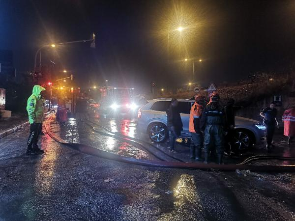 İzmir'de sağanak sele döndü araçlar suya gömüldü