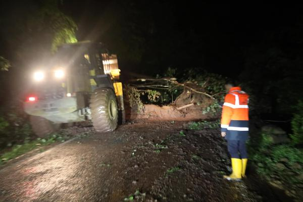 Trabzon-Gümüşhane karayolu heyelan nedeniyle ulaşıma kapandı