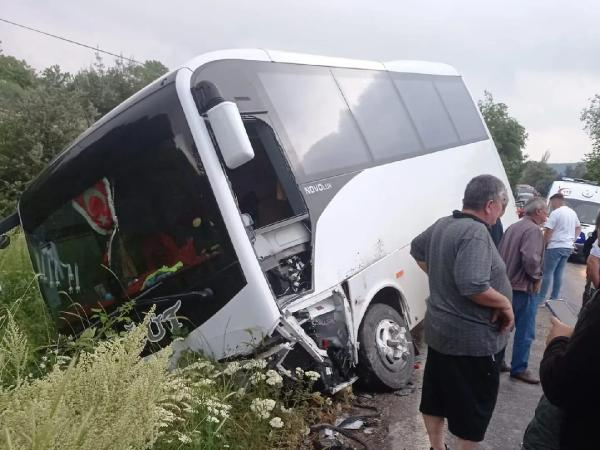 Bilecik’te midibüs ile otomobil çarpıştı 11 yaralı
