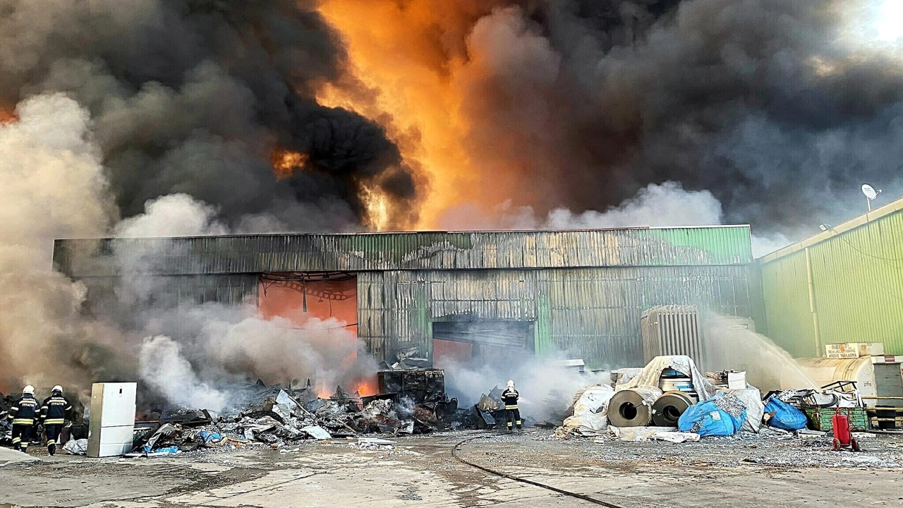 Manisa'da dönüşüm tesisinde çıkan yangın devam ediyor
