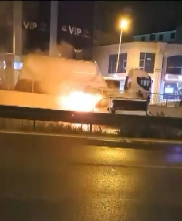 Pendik' te minibüs alev alev yandı olay kameraya yansıdı