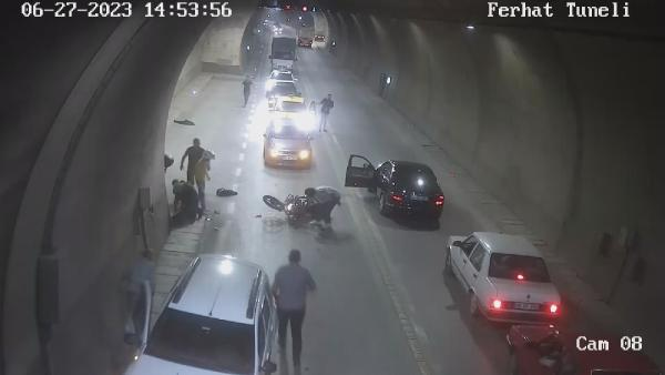 Motosiklet ile otomobil çarpıştı:Kaza anı kamerada