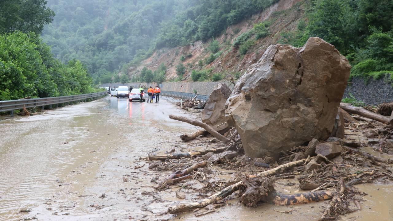 Zonguldak'ta heyelan anı kamerada