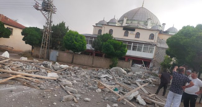 Fırtına camii minaresini devirdi