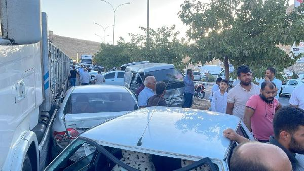 8 aracın arasına dalan TIR  ortalığı savaş alanına çevirdi