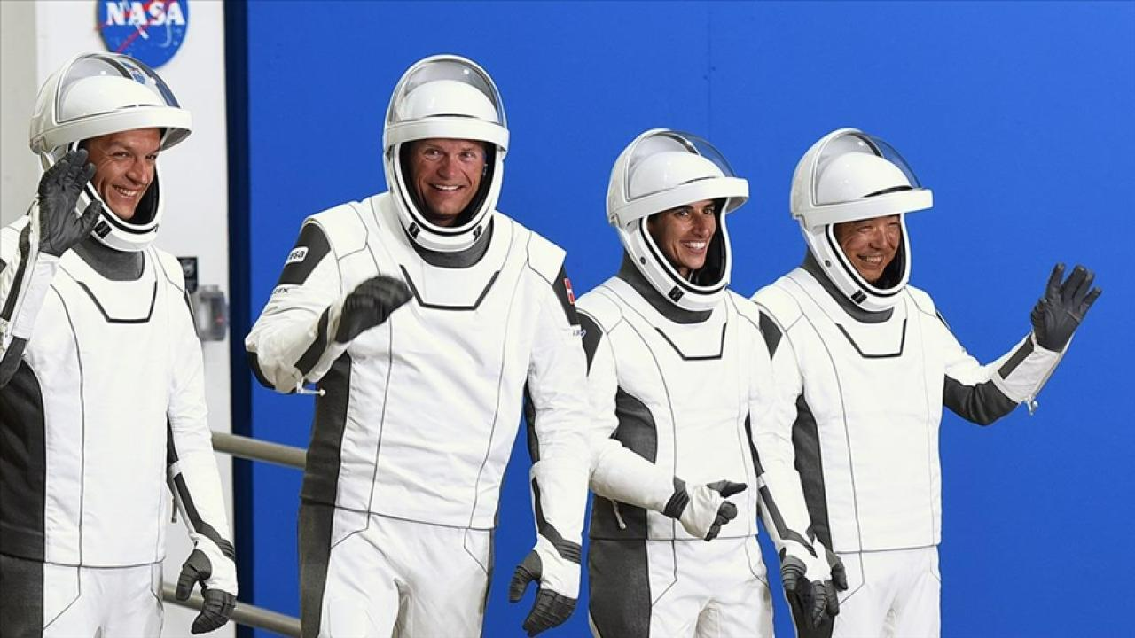 Space X,  4 astronotu Uzay'a gönderdi