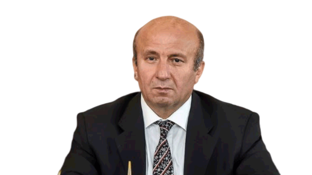 Eski Bakan havuzda ölü bulundu