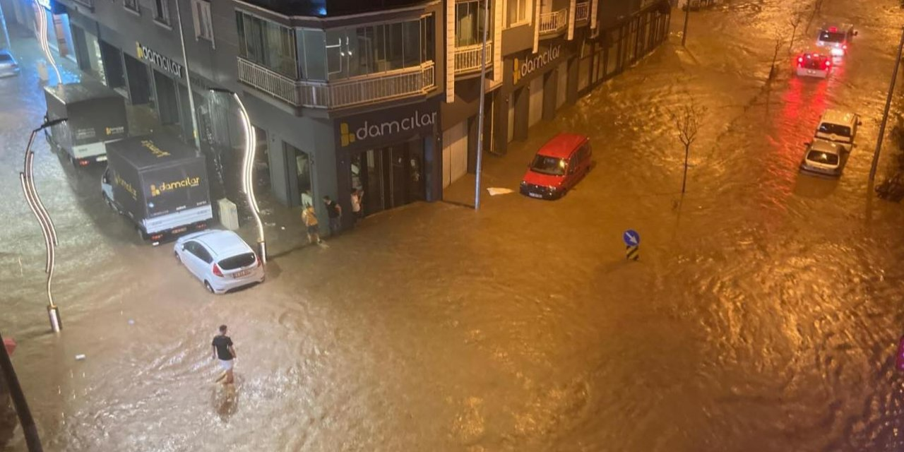 Giresun'da şiddetli yağış; sokaklar göl oldu