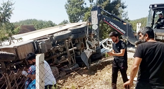Kamyon cenaze namazı alanına daldı!