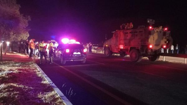 Babalarının taziyesi için geldikleri köyde otomobil çarptı: 3 ölü