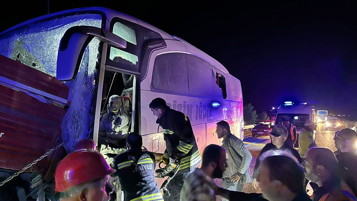 Erzurum'da korkunç kaza:2 ölü 2'si ağır 14 yaralı