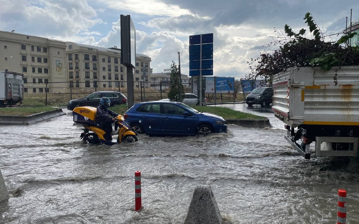 Yağmur trafiği felç etti!