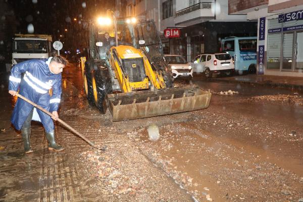Ordu’da sağanak yağış, cadde ve sokaklar göle döndü