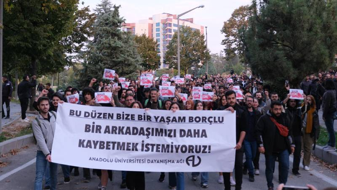 Öğrenciler Seslerini Duyurmaya Çalışıyor!