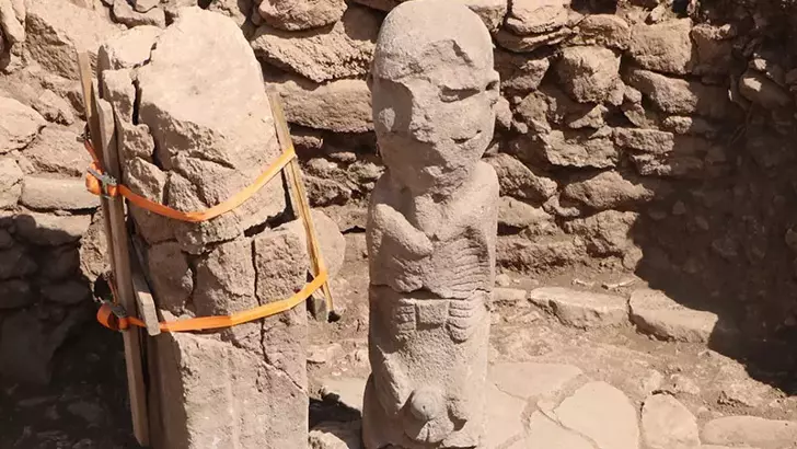 İnsan heykeline 'kutulu koruma'