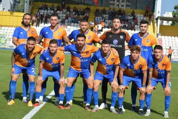 Dili boğazına kaçan kaleciyi hakem kurtardı