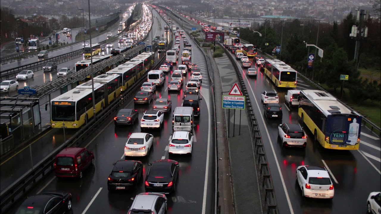 İstanbul’da yaşanan trafik yoğunluğu can sıkıyor! 