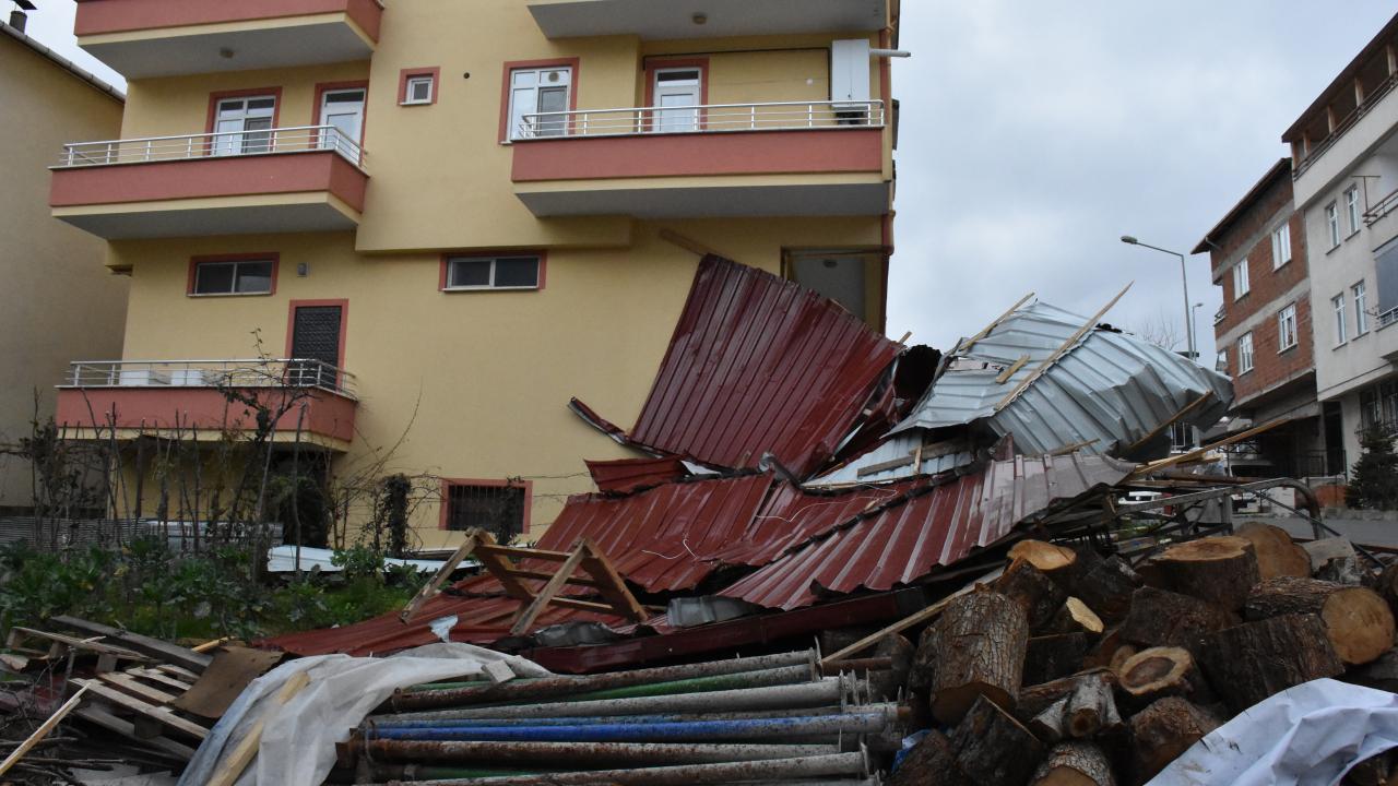 Fırtınada çatılar uçtu! Meteoroloji uyarmıştı!