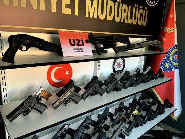 Evindeki çamaşır makinesinden silahlar çıktı