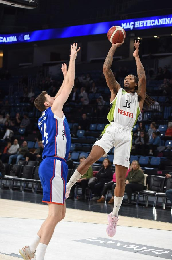 Anadolu Efes, Manisa Büyükşehir Belediyespor'u mağlup etti