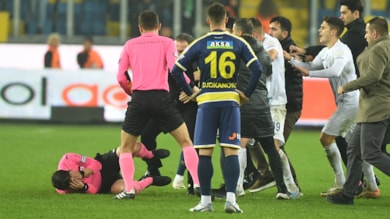 Maç sonu hakem Halil Umut Meler'e saldırı!