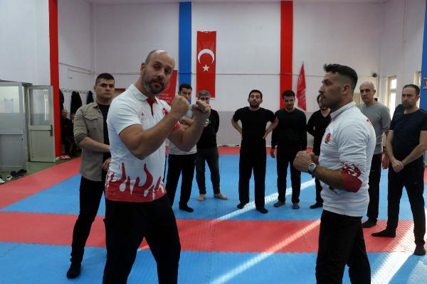 Memurlar kungfu öğreniyor
