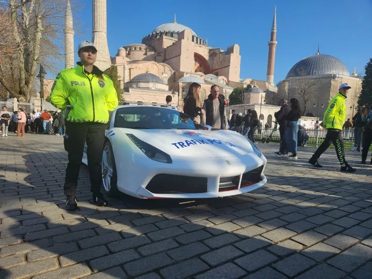 Turistin Ferrari polis arabası şaşkınlığı!