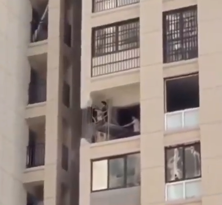 Depreme meydan okuyan ev sahibi balkon kolonunu kesti