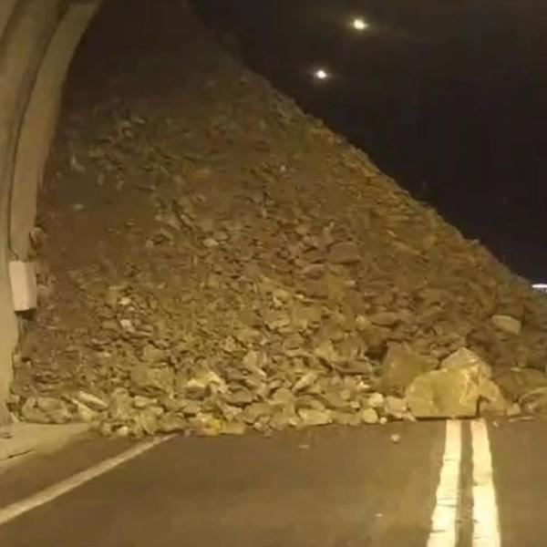 Artvin- Erzurum karayolunda heyelan meydana geldi
