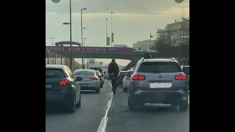 Elektrikli   Scooter sürücüsü  otobanda tehlike saçtı