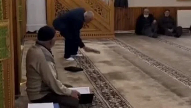 Kuran'ı 3 kez öptü sonra ayağı ile bastı