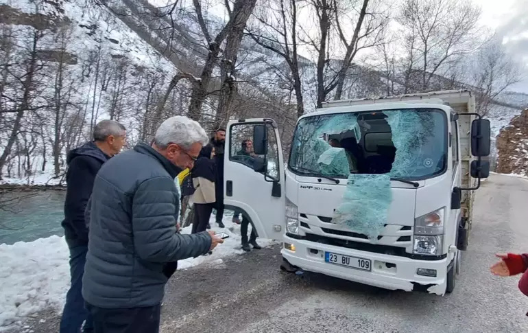 Dağdan kopan kaya kamyonetin içinde canından etti