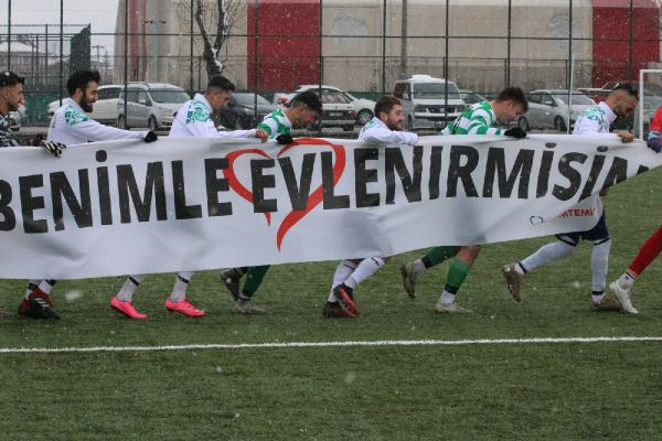 Hakem, futbol maçında sevgilisine evlilik teklifi etti