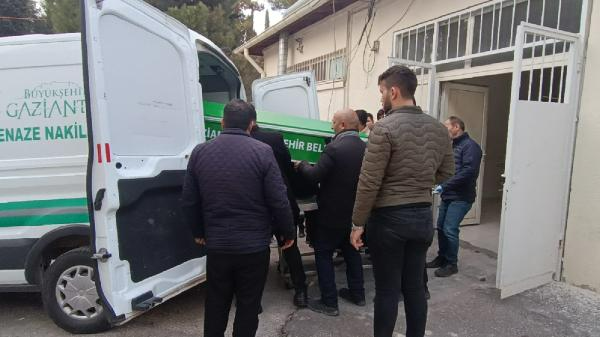 Eşini ve 2 kardeşini öldürüp intihar etti