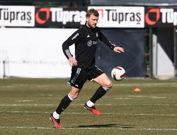 Beşiktaş'ın yeni transferi  Joe Worrall ilk antrenmanına çıktı