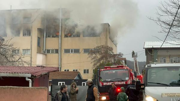 Beykoz'da bir fabrika alev alev yandı