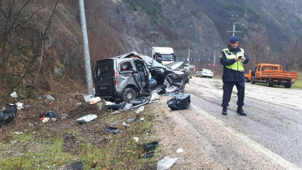 Yakınlarının cenazesine giderken  kaza yaptılar: 2 ölü 3 yaralı