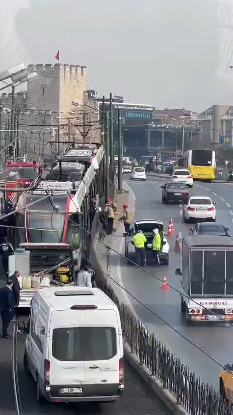 Tramvay altında can pazarı: Seferler iptal