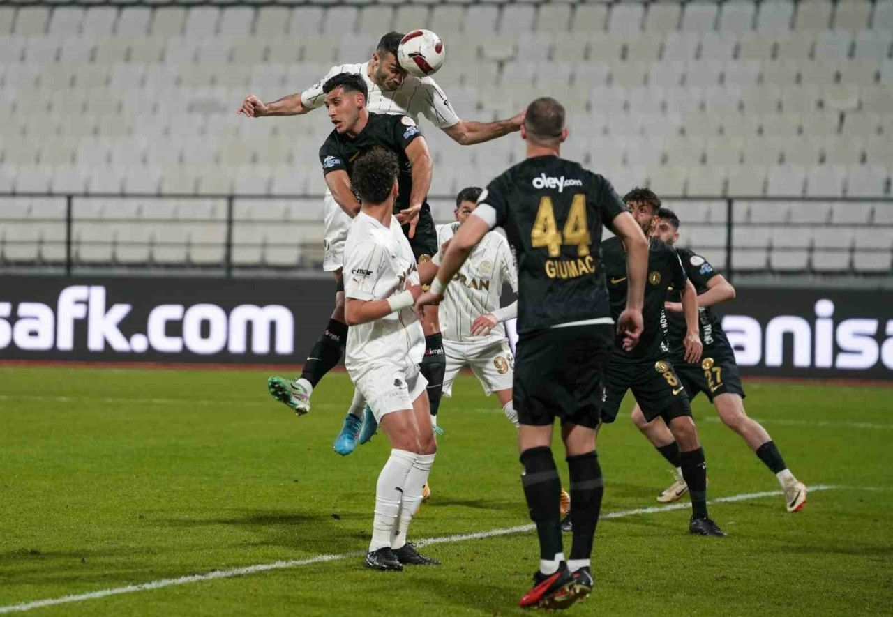Manisa FK, Evinde Ümraniyespor'u 3-2 Yendi