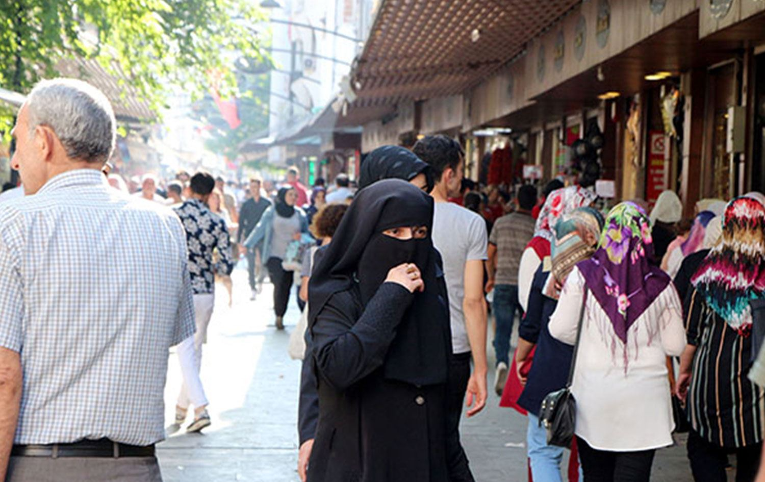Suriyeliler bedava maaş kuyruğunda